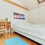 Apartment Singer