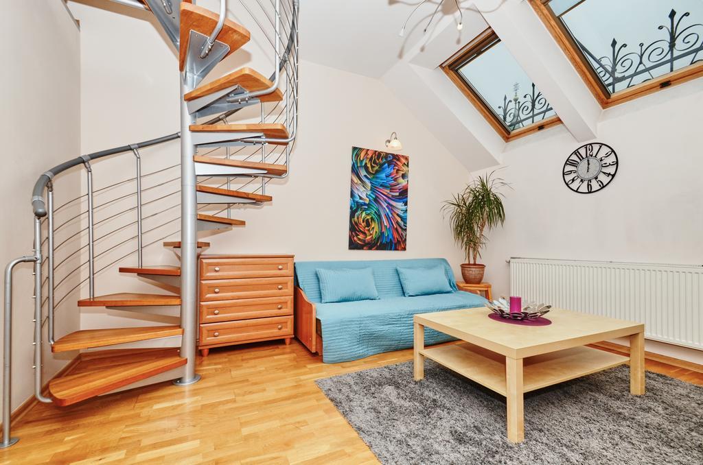 Apartment Singer